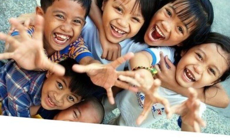 Anak-anak tertawa bahagia