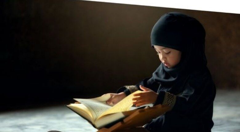 Anak perempuan membaca Al-Qur'an